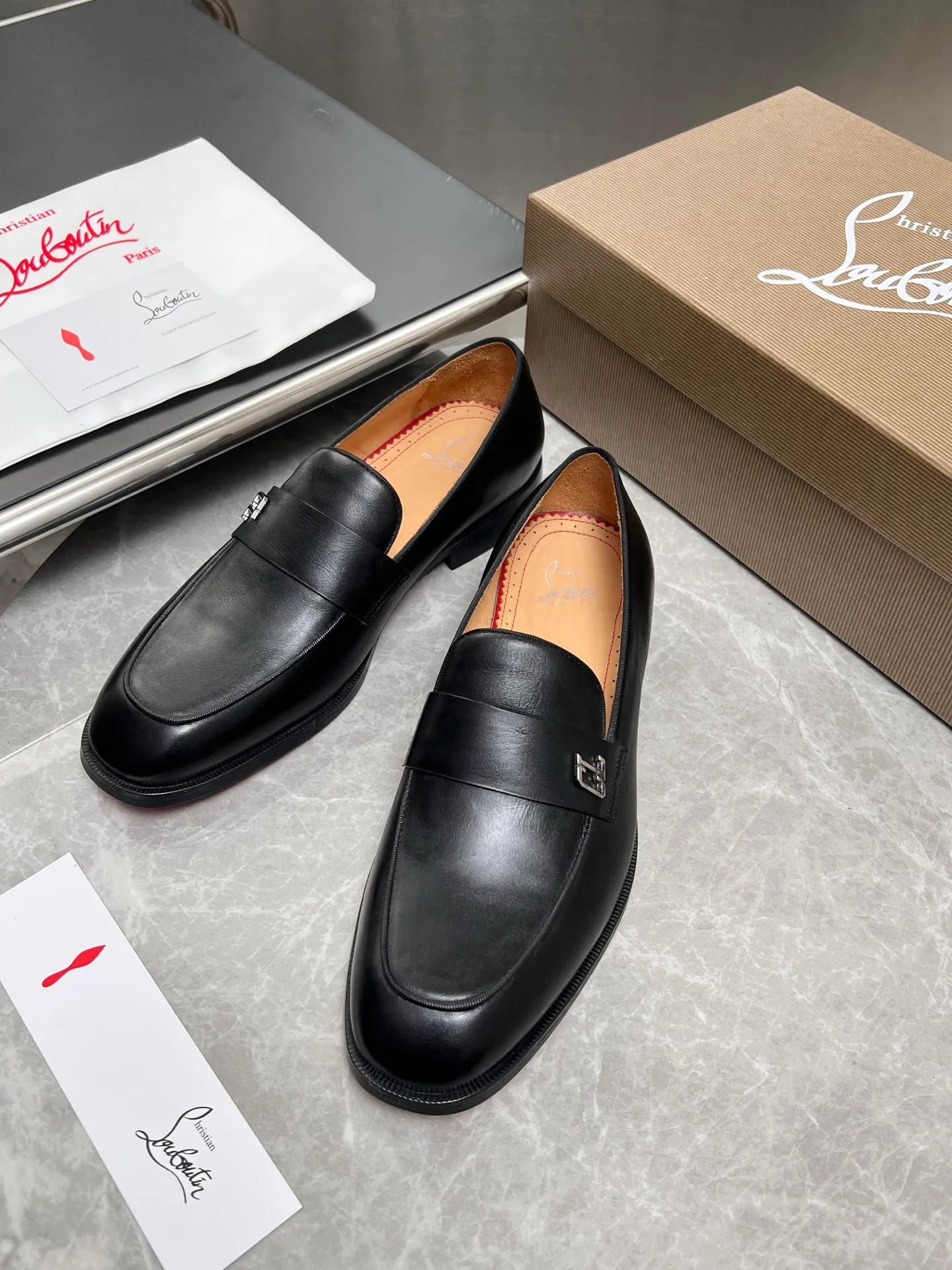 [CL red sole] Top P: 900💰 Number of yards: 39~44 (38.4546. Customized, non-refundable) CL new men's formal shoes Loaf leather shoes Christia* Loubouti* red sole shoes The red sole is luxurious and elegant, reshaping the style boundary of casual formal wear. It is extremely innovative in material selection, and creates a rich visual and tactile experience through the collision of different materials! Made of top-grade calfskin/glossy patent leather/spliced ​​technical fabric in contrasting colors. The upper is stitched by hand with fine and even stitching. It is based on the square-toe loafer shoe shape, with neat and elegant lines, which fits the toughness of men's wear. The upper is embellished with metal rivets, injecting individual details into classic loafers, breaking the mediocrity of casual shoes, and giving a concrete expression of "low-key luxury". From the original color/red cowhide lining inside the shoe to the instantly recognizable red sole, the "red sole" is not only the brand's visual identity, but also a "luxury codeword" when walking. The red sole exposed inadvertently conveys taste and identity instantly. From the innovative splicing of materials, to the personalized fusion of design, to the ingenious inheritance of craftsmanship, the Christian Louboutin men's loafer series is not only a pair of casual shoes, but also a "yuppie style" dressing weapon for men. Whether it is a casual business meeting or a casual look for daily travel, it can help you become a unique and stylish man in every occasion with its "red Loaf" attitude.